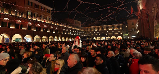 Ascoli Piceno - Oltre tremila persone per il Capodanno in piazza tra brindisi e musica